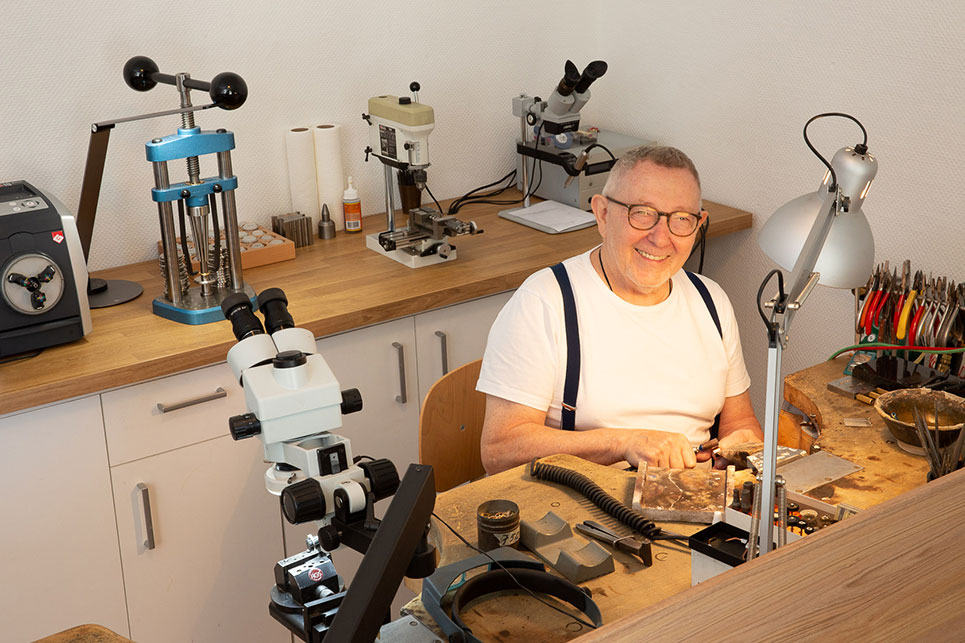 Goldschmid und Inhaber Uwe Grebe in seiner Werkstatt
